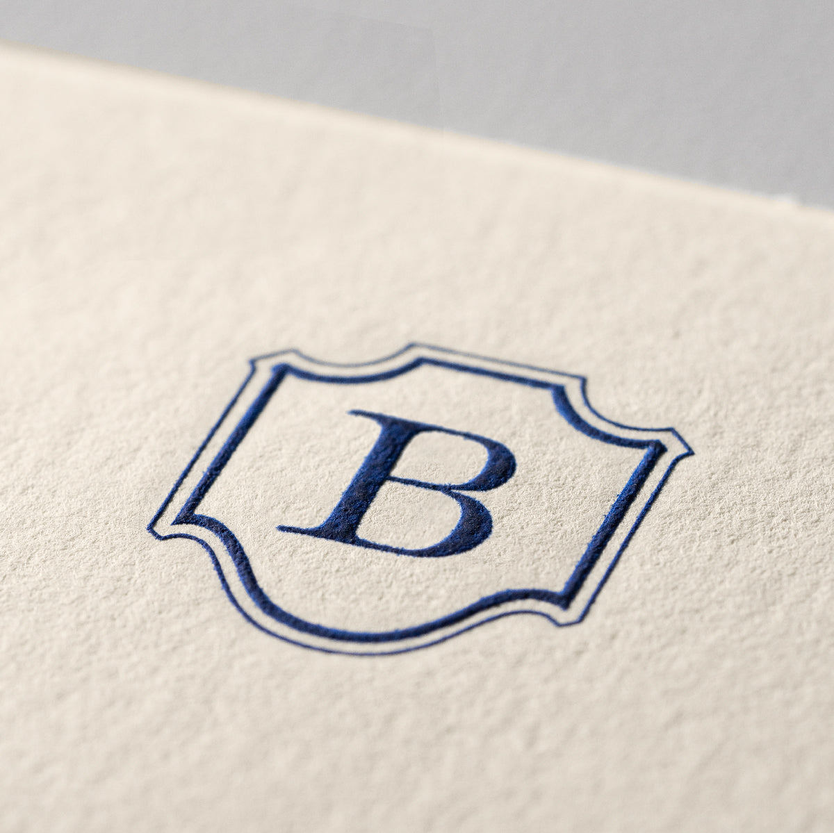 Biglietto singolo/Invito con busta<br>Iniziali a rilievo (A-Z)